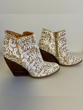 Very Volatile White Lace Wedge Booties